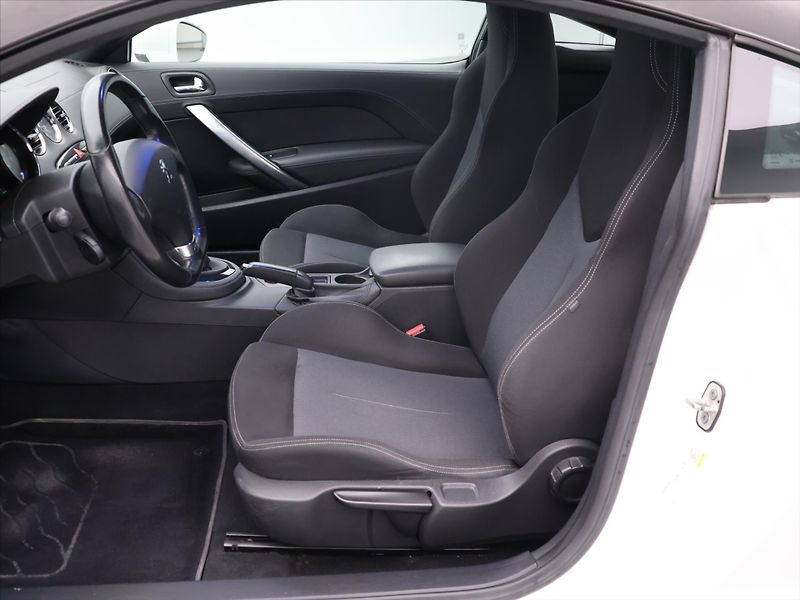 Peugeot RCZ 1,6 16V 147kW Allure Navi - fotka 9 z 32