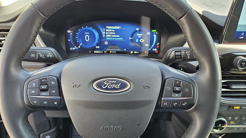 Ford Kuga (2023) 2.5i HEV 140 kW Titanium 4x4  - fotka 21 z 37