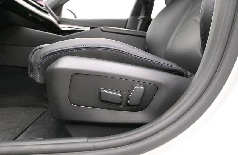BMW i5 eDrive40 Touring SoH 96% Tažné - fotka 9 z 21