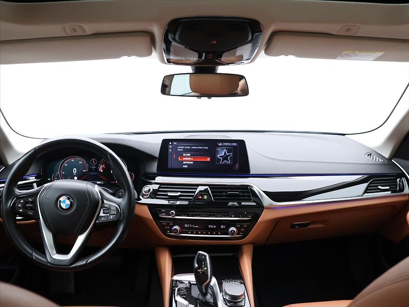 BMW Řada 5 2,0 530i xDrive Luxury Line - fotka 24 z 31