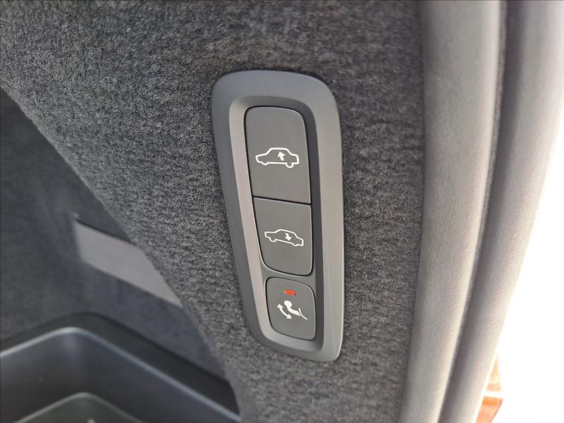 Volvo XC90 2,0 D5 AWD FIRST EDITION - fotka 24 z 24