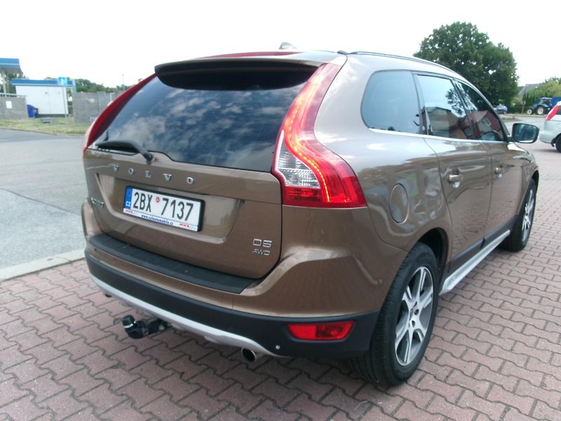 Volvo XC60 (2012) 2,4 D5 SUMMUM 169kW AC NAVI - fotka 9 z 37