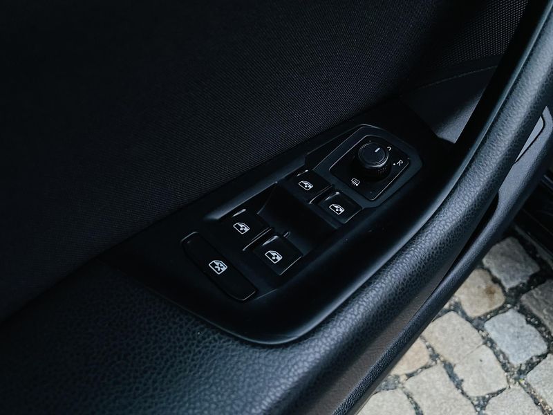 Volkswagen Passat 2.0TDI AUTOMAT VÝHŘEV SENZORY - fotka 33 z 48