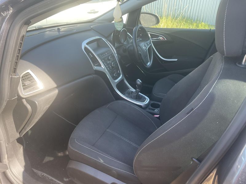 Opel Astra (2011) 1.7 CDTI 81Kw ND - fotka 3 z 5