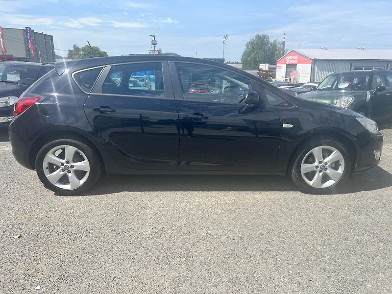 Opel Astra 1.4i 16v KAMERA TEMPOMAT ALU - fotka 8 z 42