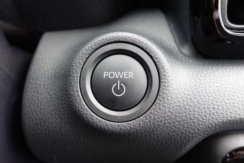 Toyota Yaris 1,5 HEV GR SPORT VIP Skyview - fotka 30 z 35