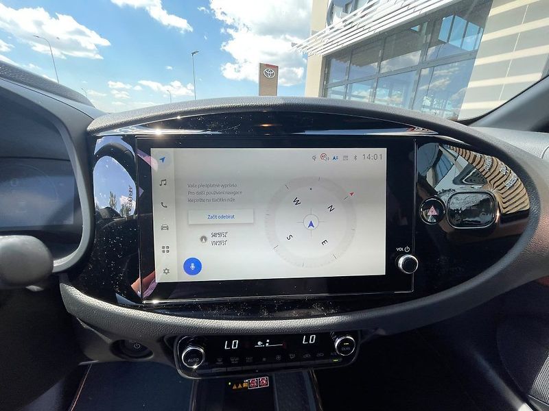 Toyota Aygo 1.5 Hybrid automat Executive - fotka 15 z 24