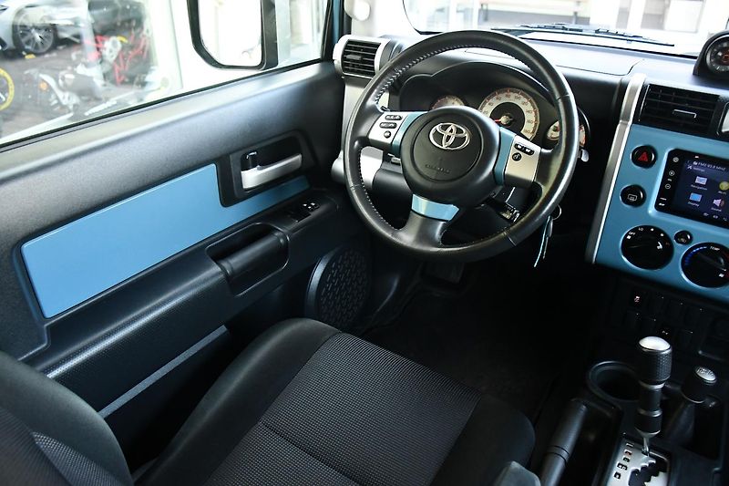 Toyota FJ Cruiser 4,0 VVT-i V6 AWD AT - fotka 21 z 50