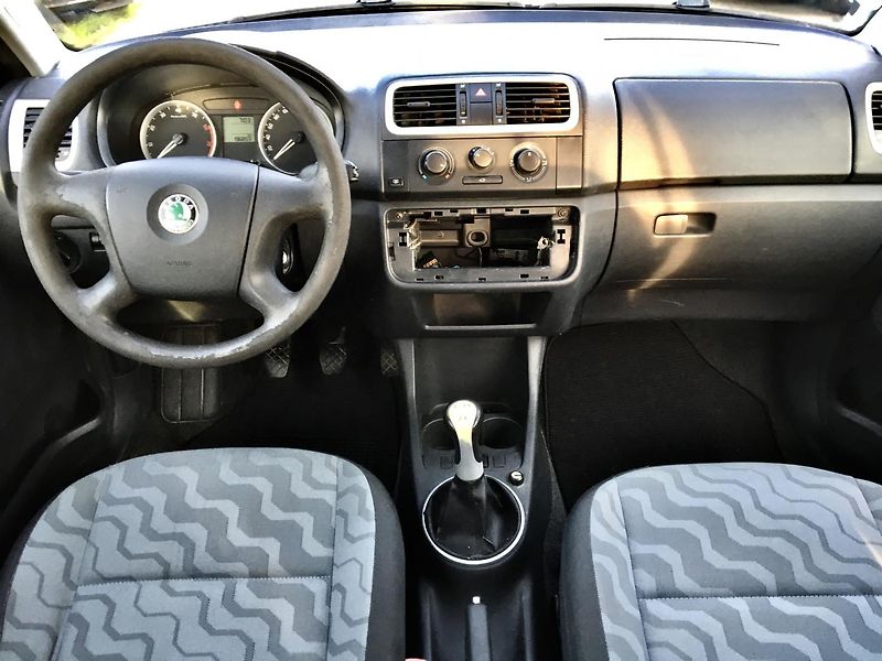Škoda Fabia 1,2 HTP Ambiente Nová STK - fotka 19 z 22