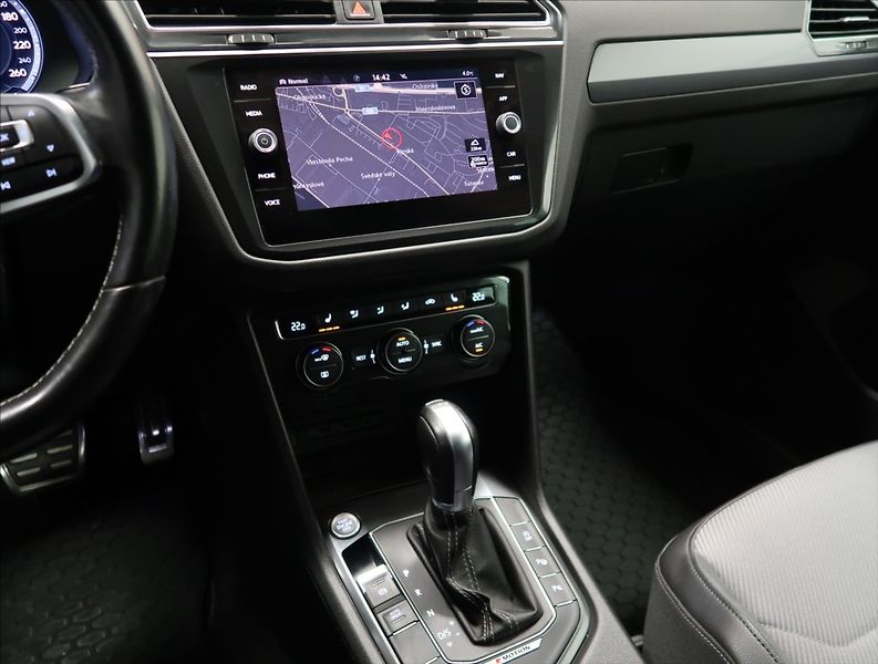 Volkswagen Tiguan 2,0 TDI DSG 4MOTION R-LINE - fotka 25 z 55