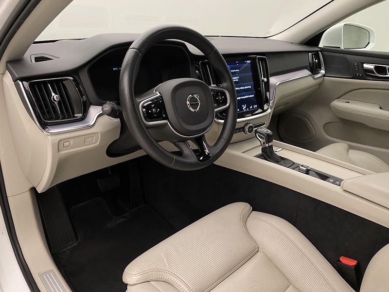 Volvo V60 D4 MOMENTUM AUT - fotka 4 z 47
