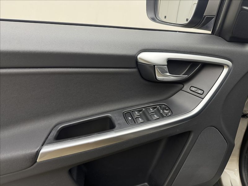 Volvo XC60 2,4 D3 4X4 AUT. VÝHŘEV LED ČR - fotka 27 z 40