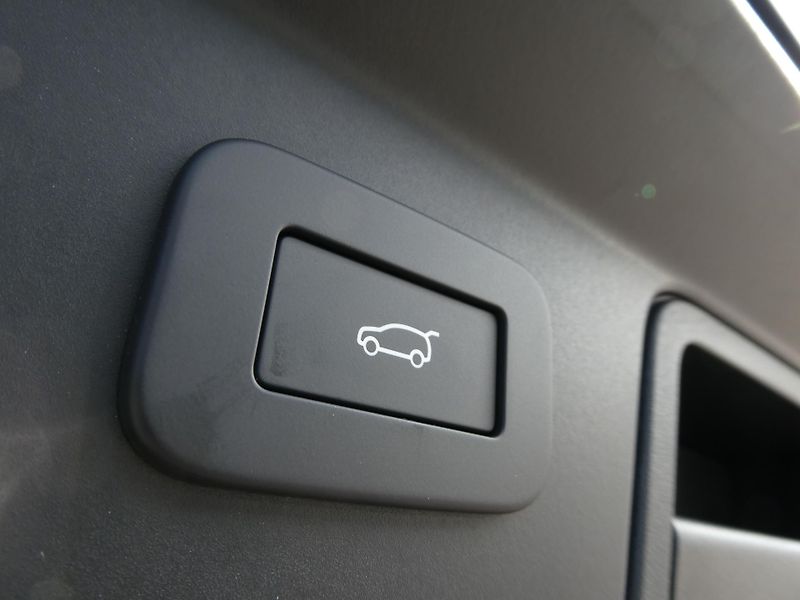 Land Rover Range Rover Velar Dynamic SE P400e - fotka 33 z 37