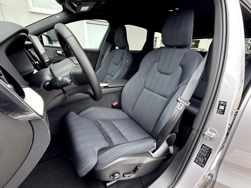 Volvo XC60 B5 AWD PLUS DARK // REZERVACE - fotka 12 z 49