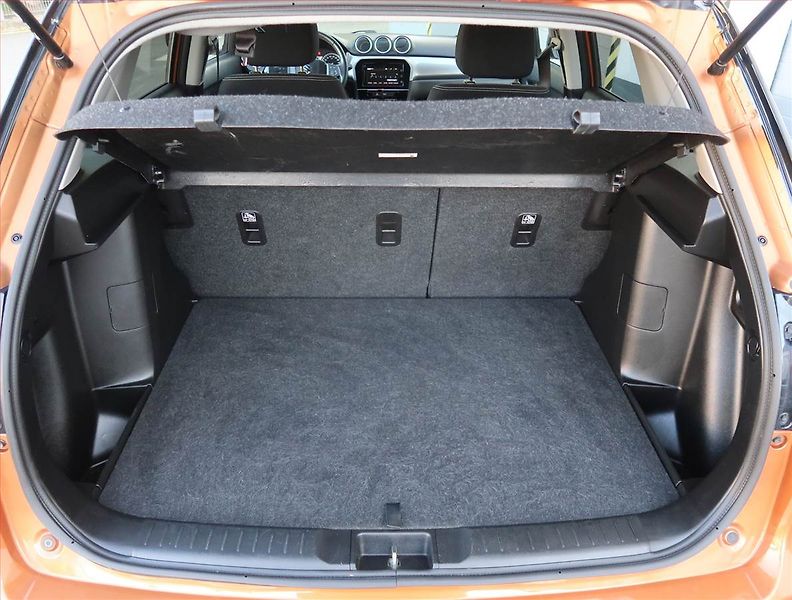 Suzuki Vitara (2017) 1.6 VVT, Serv.kniha, Navi - fotka 13 z 19