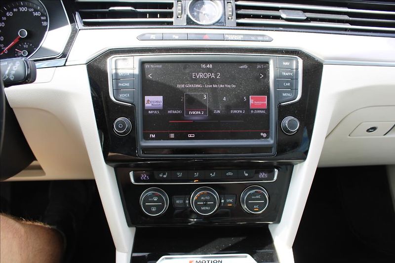 Volkswagen Passat 2,0 TDi  HIGHLINE, 4 x 4, DSG - fotka 27 z 38