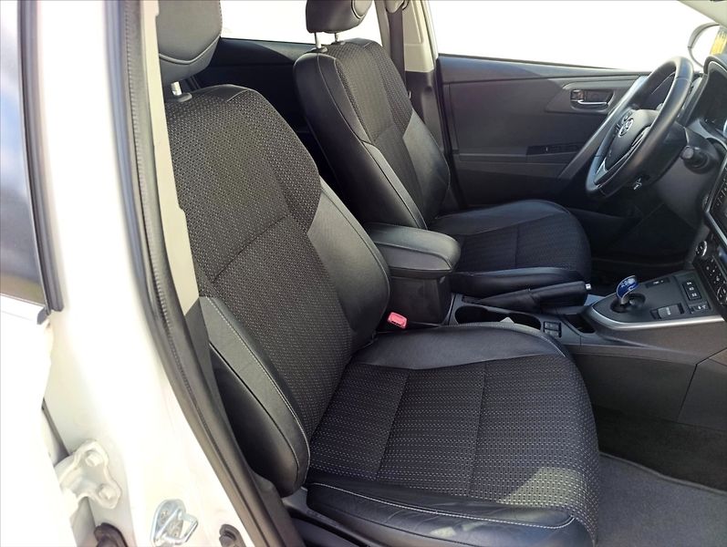 Toyota Auris 1,8 i HYBRID AT KAMERA NAVI - fotka 27 z 39