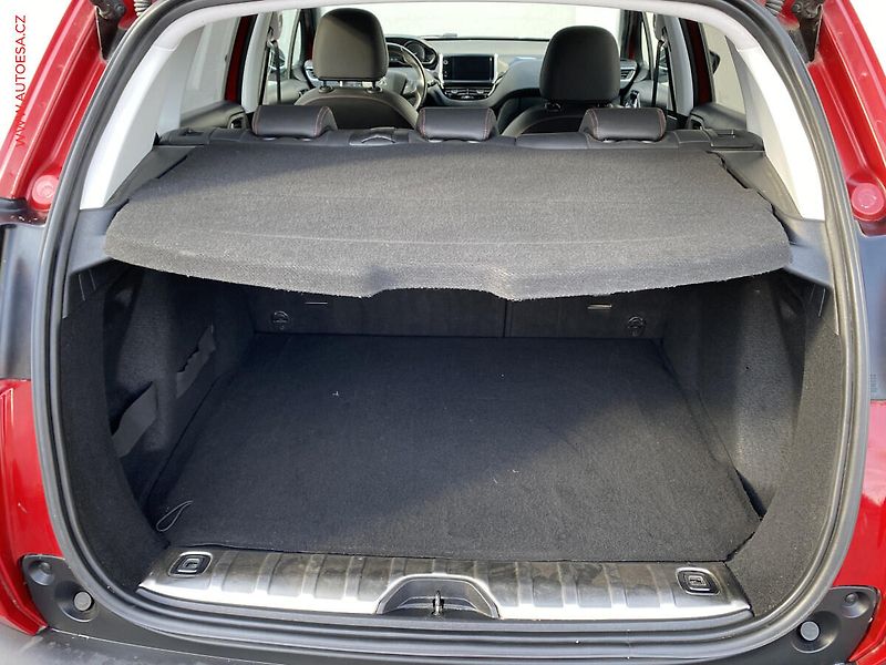 Peugeot 2008 (2018) 1.2 PT, GT Line, navi - fotka 7 z 17