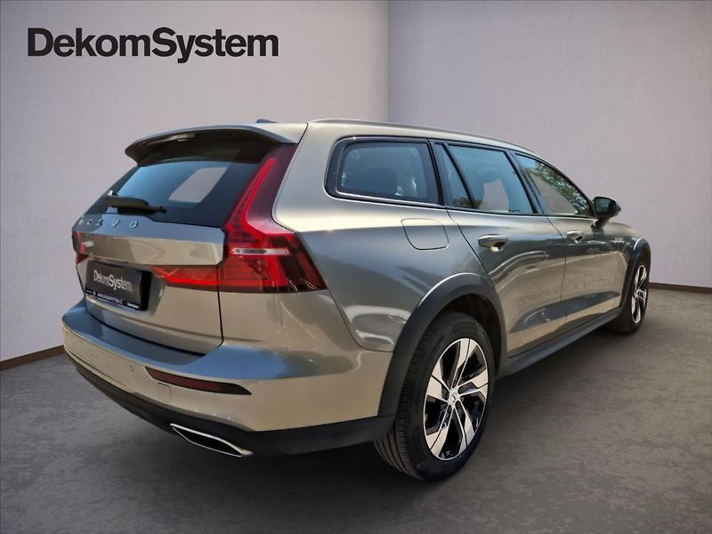 Volvo V60 2,0 D4 AWD Cross Country - fotka 3 z 19