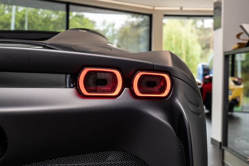 Ferrari SF90 Spider/LIFT/LEDS/360/Karbon - fotka 19 z 21