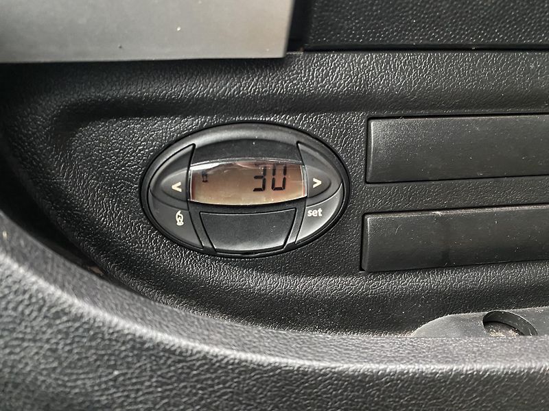 Peugeot Boxer (2019) L1H1 BlueHDi 140k MAN6 9 míst - fotka 16 z 22