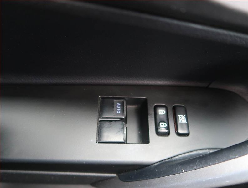 Toyota Auris (2013) 1.3 Dual VVT-i - fotka 14 z 14