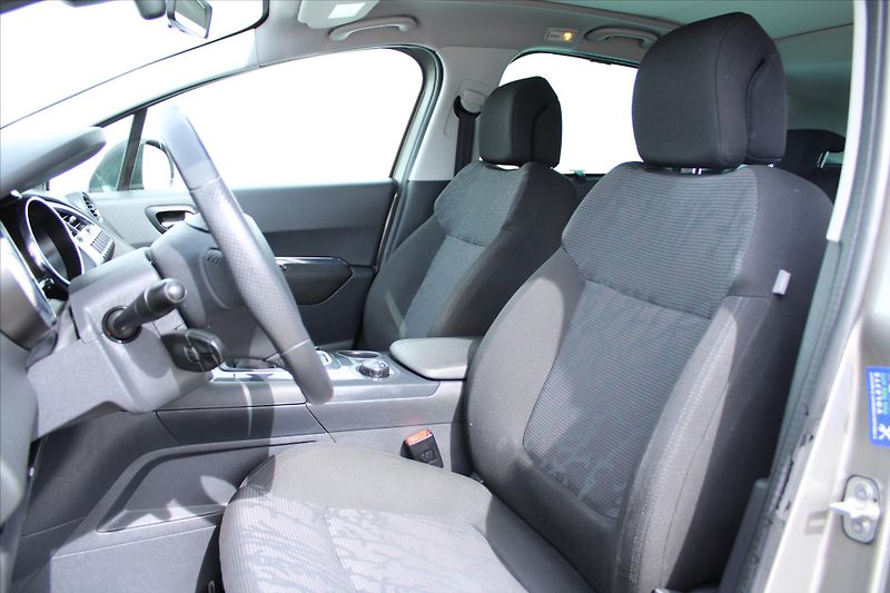 Peugeot 3008 1.6THP 115kW PREMIUM ČR - fotka 10 z 25
