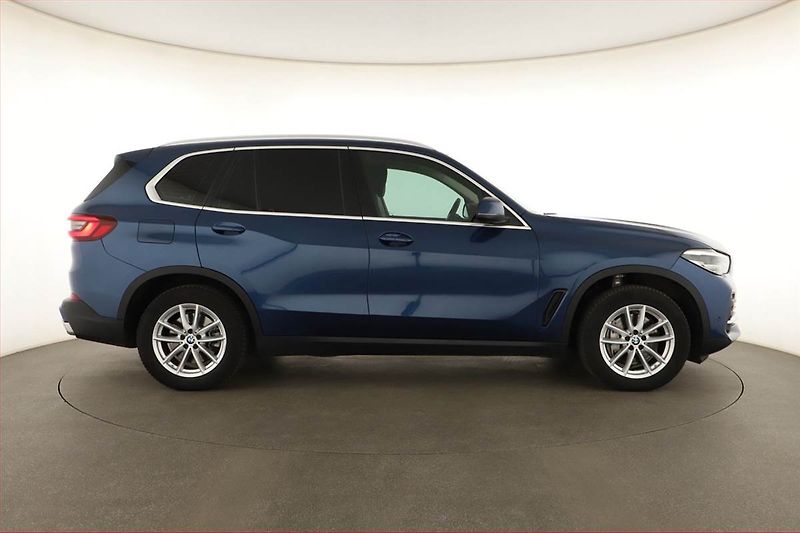 BMW X5 (2022) xDrive40i - fotka 6 z 21