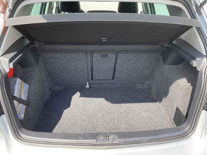 Volkswagen Golf (2012) 2.0 TDi, Style, navi - fotka 7 z 18