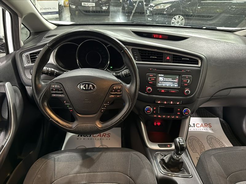Kia Ceed 1,6   GDI KAMERA VÝHŘEV 61TKM - fotka 19 z 31