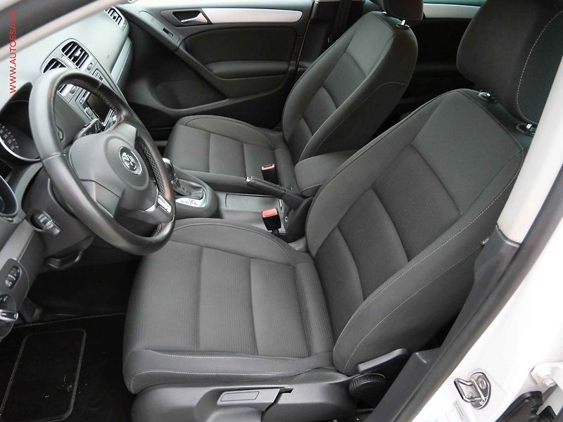 Volkswagen Golf (2011) 1.6 TDi, DSG, navi, park - fotka 9 z 20