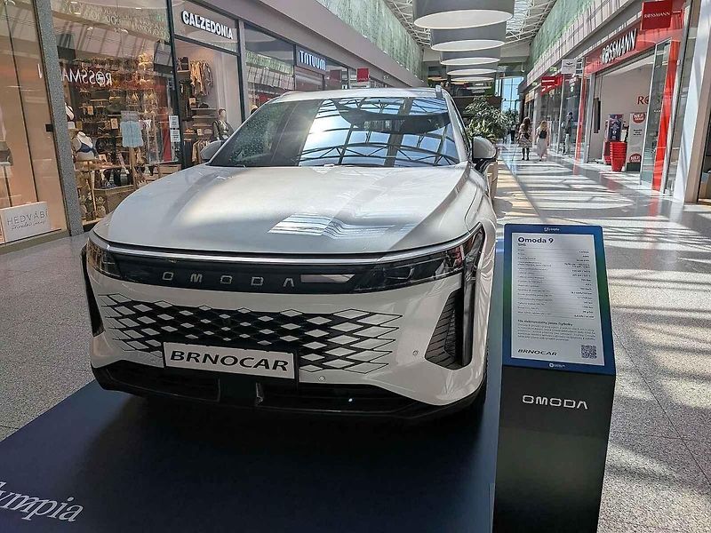 Lidé poprvé v Česku uvidí nové modely vozů Alpine A390 a Mitsubishi Eclipse Cross v brněnské Olympii. Výstava potrvá do konce května a její součástí budou i testovací jízdy.