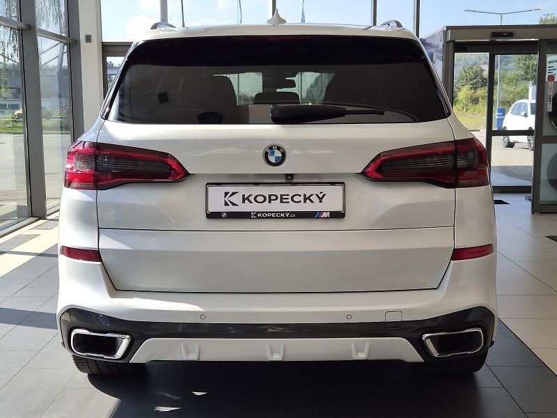 BMW X5 xDrive40i - fotka 6 z 33
