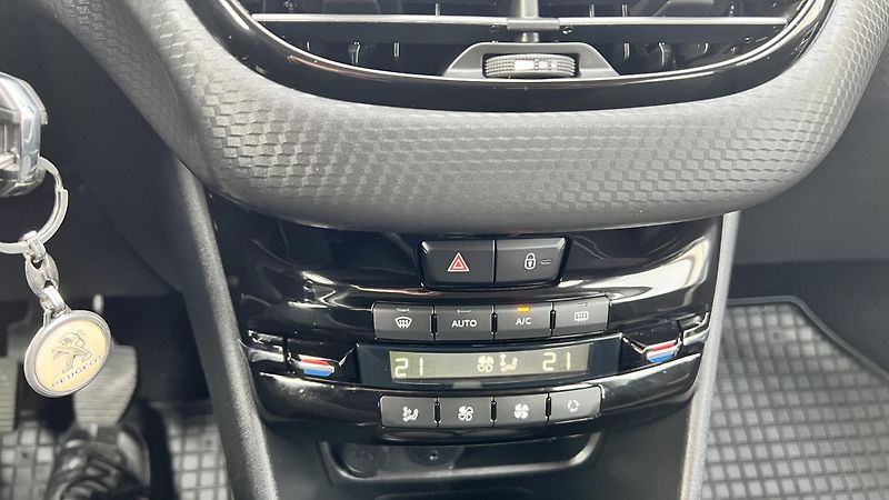 Peugeot 2008 1.2 PURE TECH - fotka 11 z 15