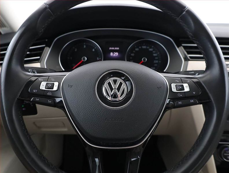 Volkswagen Passat (2016) 2.0 TDI, Serv.kniha, Kůže - fotka 8 z 17