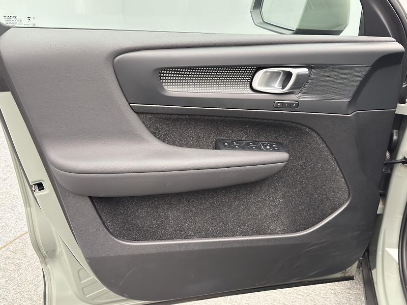 Volvo XC40 B3 CORE AUT  - fotka 18 z 42