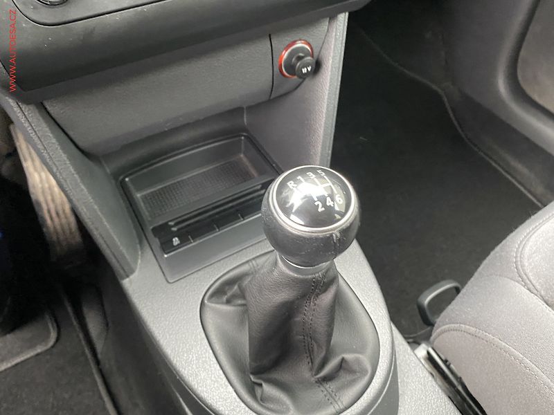 Volkswagen Touran (2011) 1.4 TSi, Highline, výhřev sed - fotka 16 z 17
