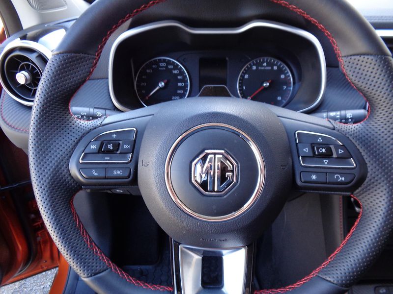 MG ZS 1,5 106 PS, Ess-plus, MÁLO KM! - fotka 14 z 27