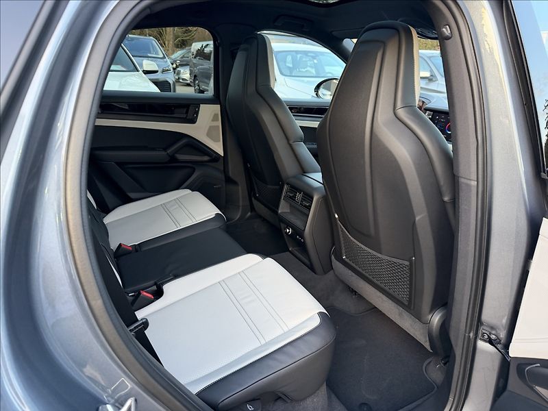 Porsche Cayenne E3 II Coupe Black Edition - fotka 31 z 37