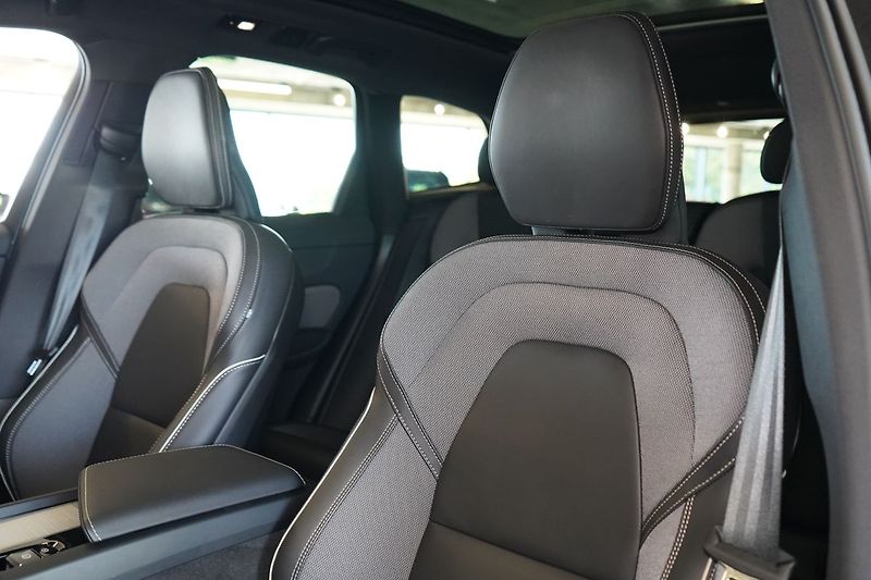 Volvo XC60 T8 PLUS Black Edition, 360°,HK - fotka 19 z 47