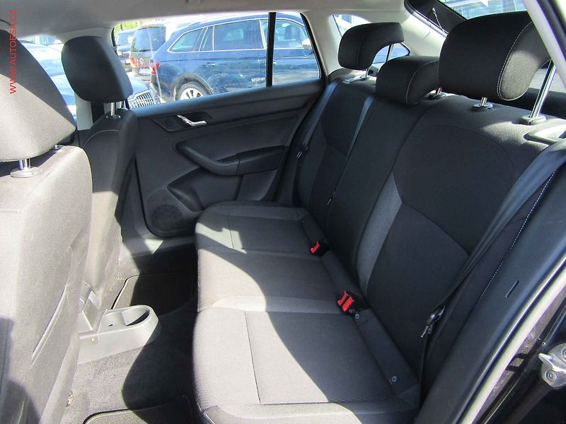 Škoda Rapid (2015) 1.6TDi, AC, temp - fotka 10 z 16