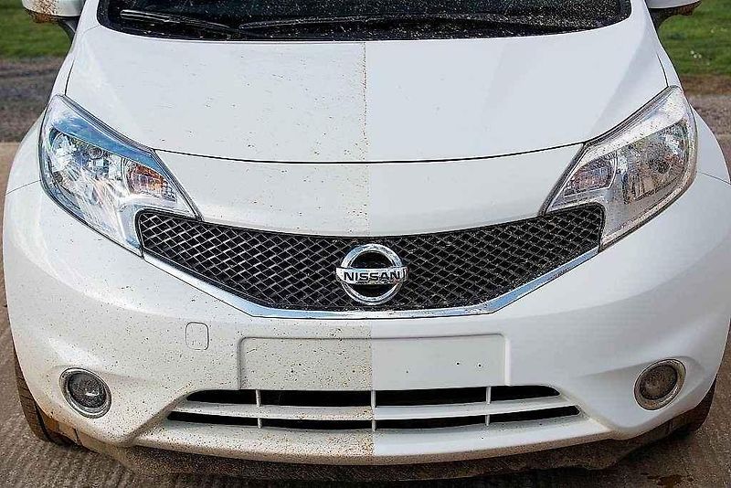 Nissan vyvinul prototyp vozu s nanolakem, který odpuzuje špínu.