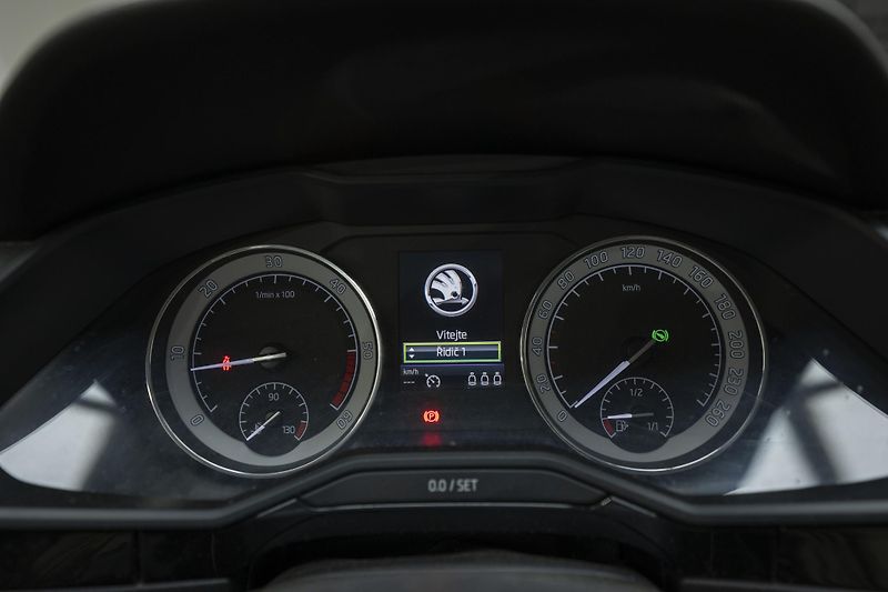 Škoda Superb 2.0 TDI 110 kW L&K - fotka 12 z 36