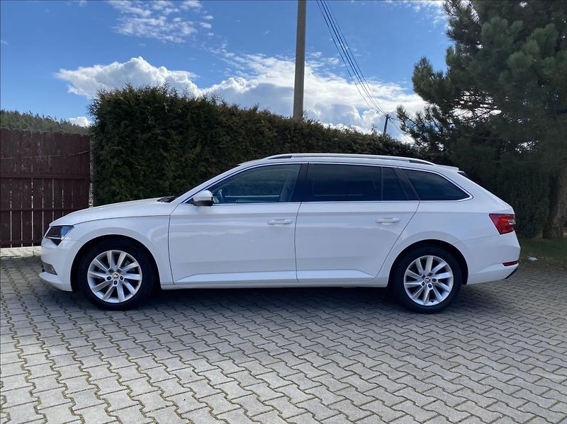 Škoda Superb 2,0 TDi  Executive / DSG / NAV - fotka 2 z 39
