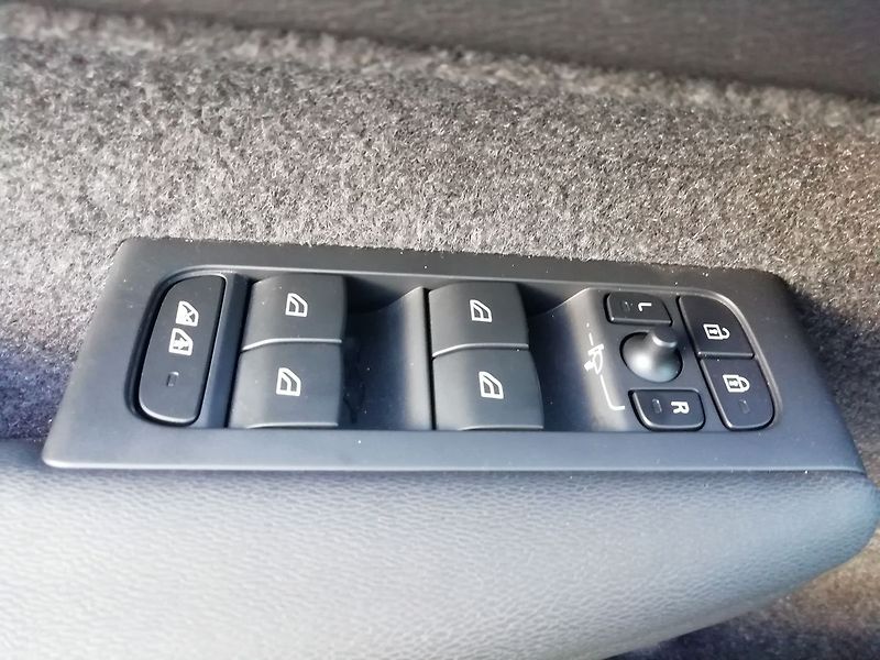Volvo XC40 T2 1,5 FWD Essential 95 kW - fotka 15 z 18