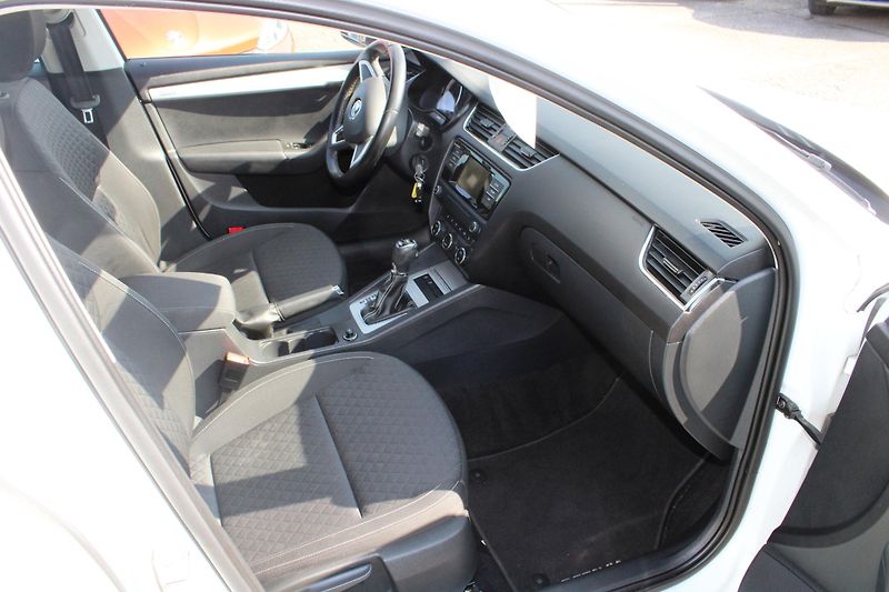 Škoda Octavia (2015) 1,6TDI XENONY TEMPOMAT ALU DSG - fotka 15 z 21