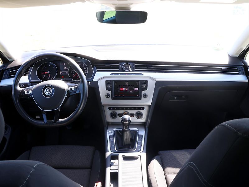 Volkswagen Passat 2.0 TDI 110kW Comfortline - fotka 26 z 33