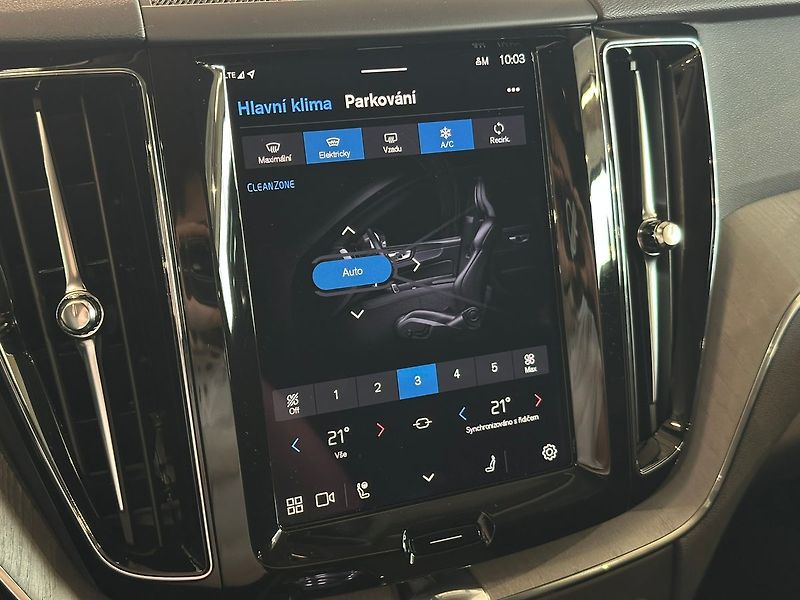 Volvo XC60 T8 PLUS Dark, Ventilace, 360° - fotka 23 z 35