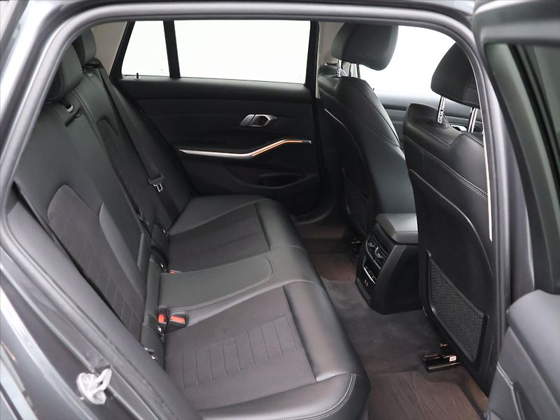 BMW Řada 3 2,0 320d 140kW xDrive 1.Maj. - fotka 13 z 36