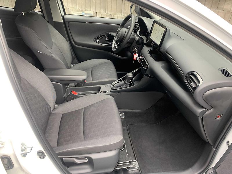 Toyota Yaris 1.5 HYBRID 96 kW 1.MAJITEL - fotka 6 z 16